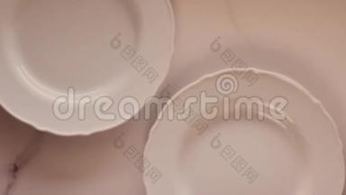 大理石桌上的空白瓷盘，桌景晚餐装饰平躺，顶部看食物录像作为食谱